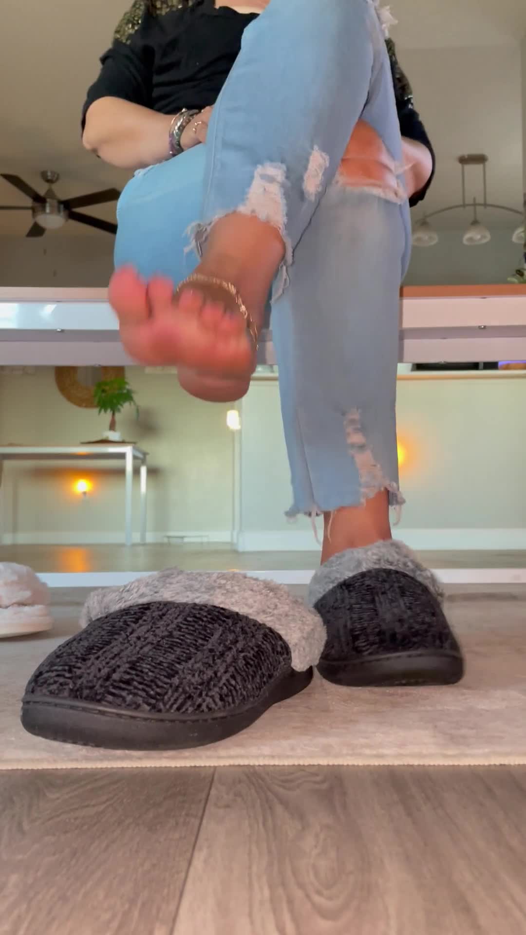 Slippers Play JOI