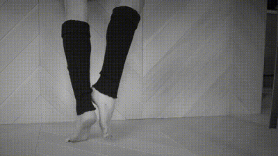 Cynthia His Face Under Petite 22 Yo Woman Feet Black And White Clip Uhd 3840X2160 4K