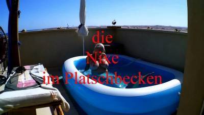 Die Badenixe I'm Pool/ The Bathing Beauty In The Pool