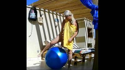 Blauer Hupfball Spass Auf Der Terrasse/ Blue Bouncy Ball Fun On The Terrace