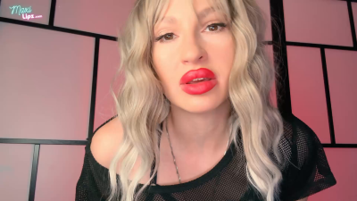 Maxi Wants To Know If You Like Fishnets