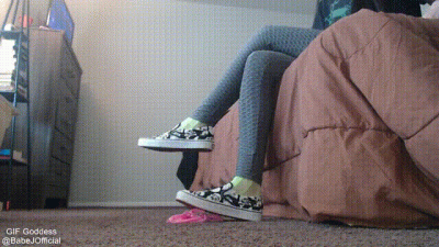 Toe Tapping On Fake Worms In Skull Vans 2 The Other Foot