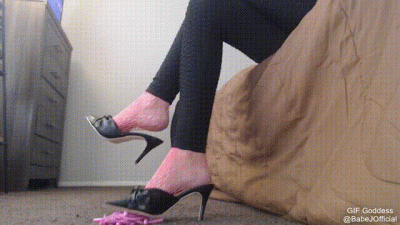 Toe Tapping In Backless Black Heels Pink Fishnets On Fake Worms 2