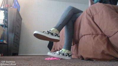 Toe Tapping On Fake Worms In Skull Vans
