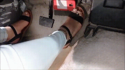 Cranking Cute Flat Sandals