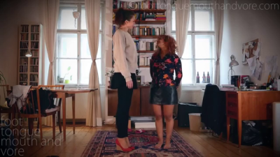 Tall Girl & Short Girl Compare Height, Hands & Feet