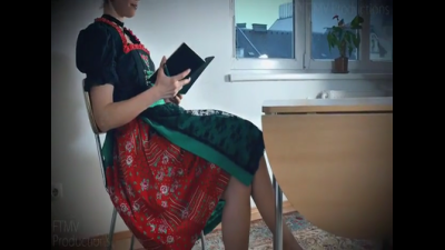 Listige Mit-Bewerberin Neckt Dich Mit Ihren Fuessen (Sly Co-Interviewee Teases You With Her Feet)