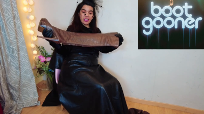 Boot Gooning To Reinaleather In Maxi Skirt And Boots