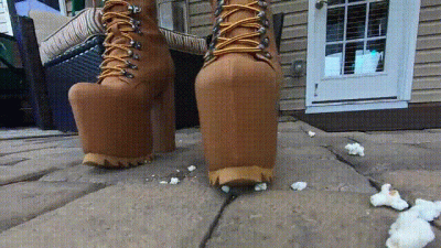 Watch Mdigia Compress Food & Objects In Her Extreme Platform Boots