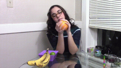 Long Fingernail Fruit Handling With Peko Lux