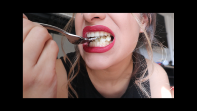 Mila Eats Mac N Cheese