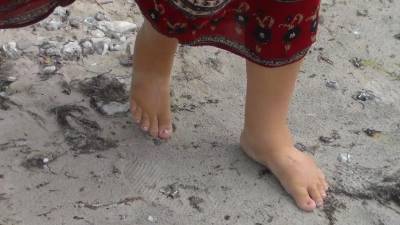 Jen Shows Up Her Naked Feet In The Sand