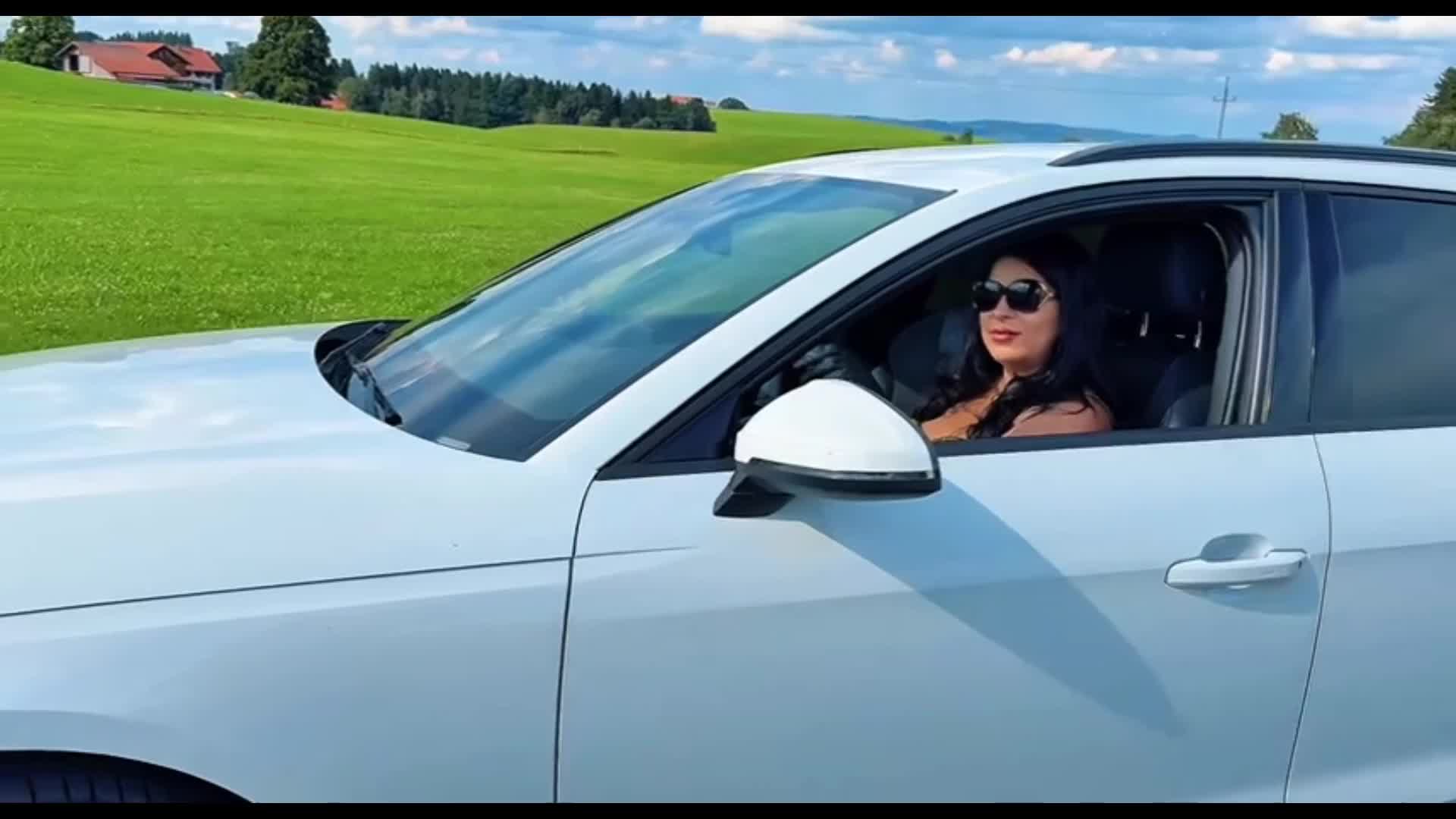 Tur Geht Auf Dominanz Tritt Aus Turkische Geldherrin In Leder