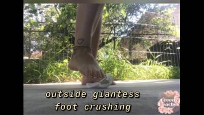 Giantess Peeps Footsmash + Trample Footworship{3.24}