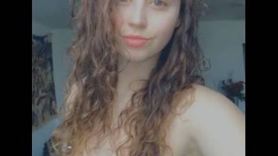 Findomme Flashes Loser Sign