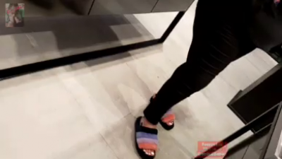 Feet Browsing N Feet Tommin At Sunglasses Store