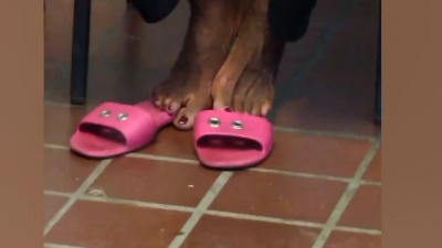 Outside To Inside Waiting In The Auto Body Shop Where Ebony MILF Gives Us Pretty Feet Entertainment