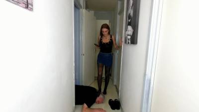 Jennifer Head & Hands Walking Trample Tights & Shoes