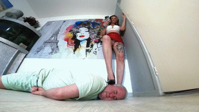 Bra Mini Skirt & Heels Head Trample Floor Cam