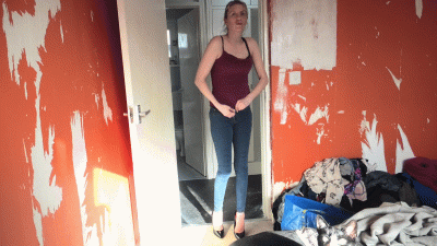 Chelsea Undoes Her Jeans & Wees Into A Glass