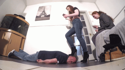 Chunky Chelsea Boots Floor Cam