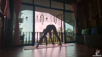 Dr Wolfe's Mesmerizing Yoga Practice