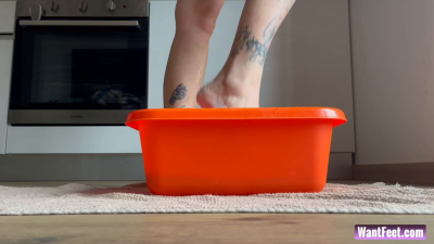 Claudia Washes Her Feet