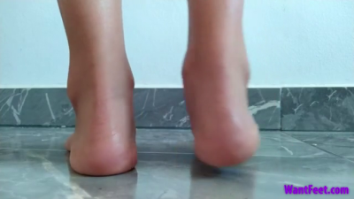 Arab Goddess Barefoot