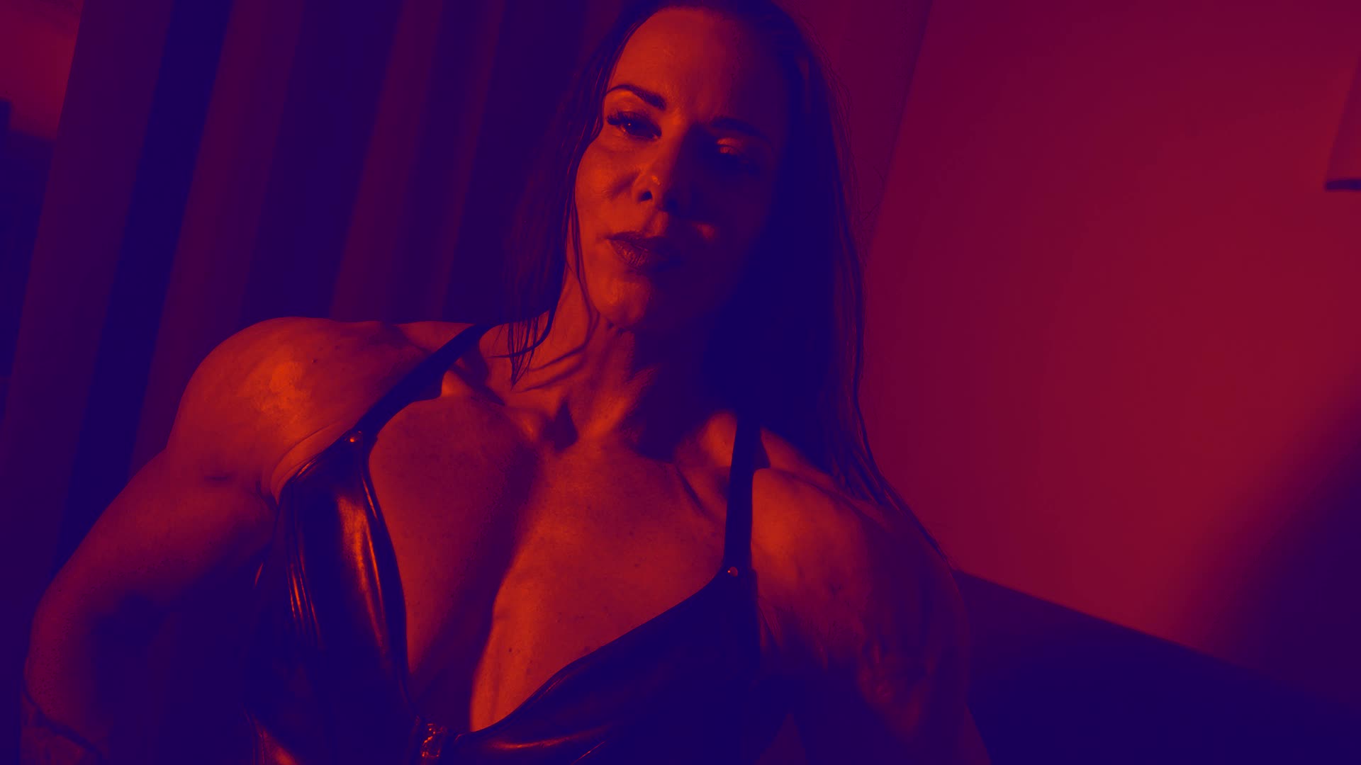 Ikkita chiroyli lezbiyen qora tanli yigitni oz joylariga taklif qilishdi. Ona va ogil jinsiy aloqa