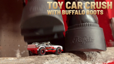 Lady Scarlet Toy Car Crush With Buffalo Boots HD Piccole Auto Schiacciate Sotto I Mie Stivale Della Buffalo