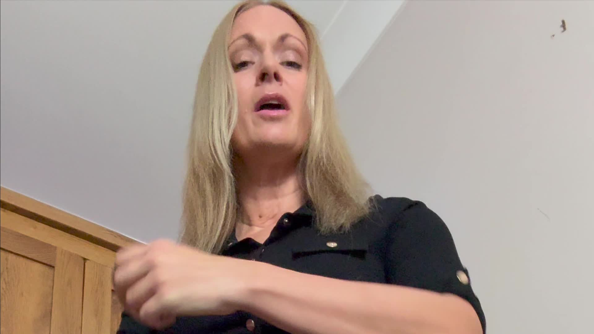Giantess Boss Punishes Staff Member: Part One, The Shoes And The Fully Fashioned Stockings