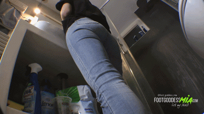 I'm Putting On Makeup For Tonight (Tiny Man POV)