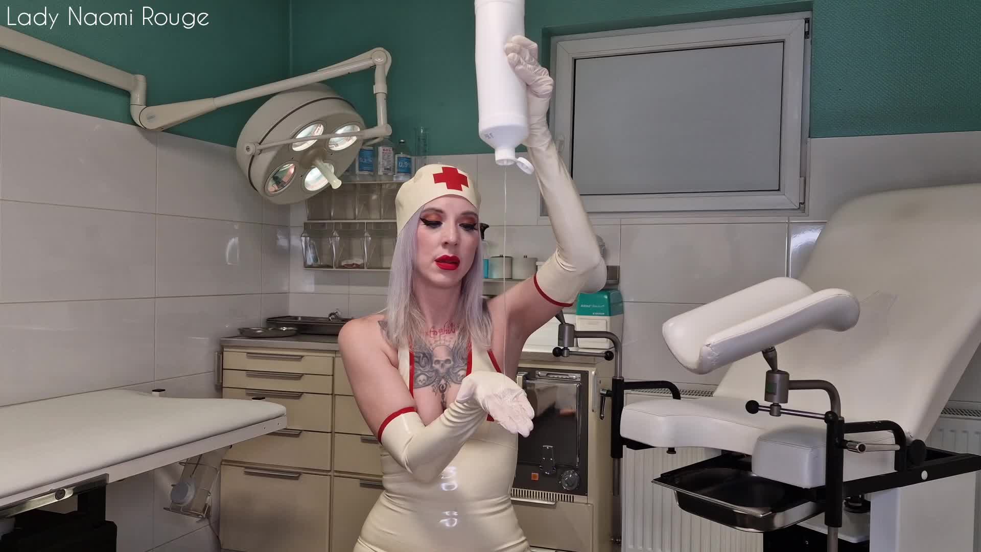 Latex-Krankenschwester Naomis POV Fisting Deutsch
