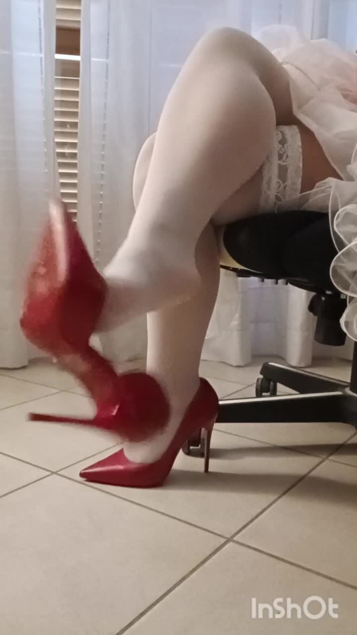 Side View Pin-Up -- Calf Flex & Elegant Shoeplay