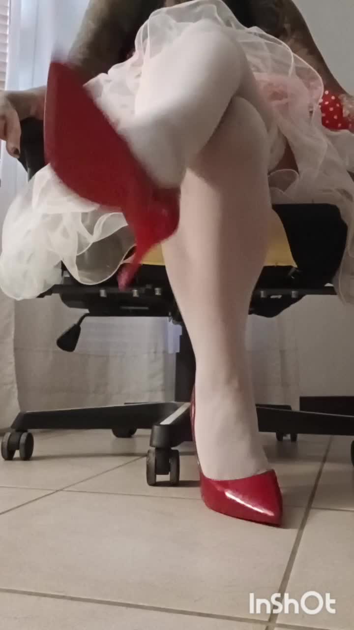 Vintage Pin-Up Charm -- Crossed Legs, Tiptoe & Slow Dangling