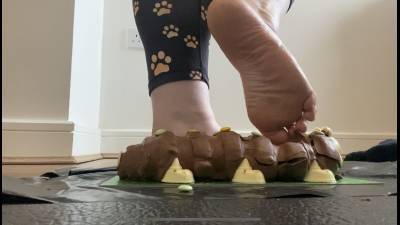ASMR Cake Compression Video Barefoot. Messy Wam