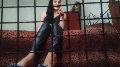 Esclavo De Pies Enjaulado/ Caged Foot Slave