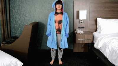 Barefoot V-Trample By Dylan Rose