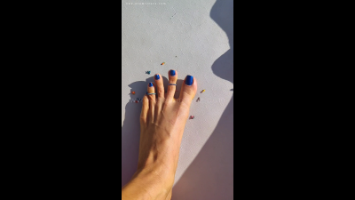 More Tinies Under Giantess' Feet