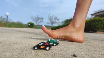 Giantess vs Toy Cars