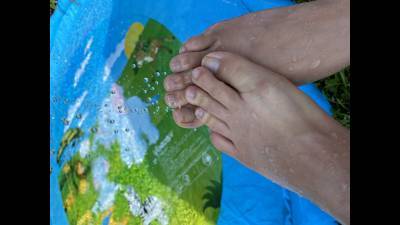 Bare Nails Poolside Feet Fun