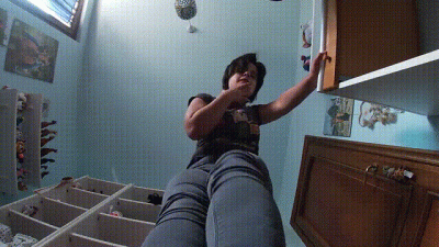 Schiacciato Dai Tacchi Alti Di Una Gigantessa