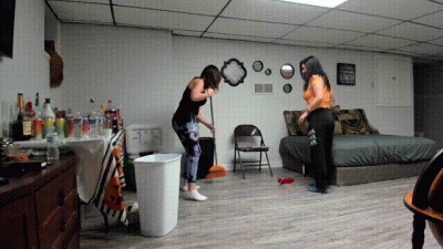 Girls Pantsing Eachoter