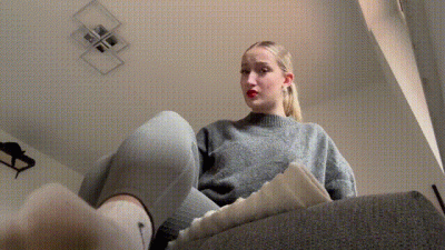 Kniend Vor Meinen Drecks-Socken
