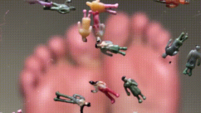 Giantess Smashing Little People