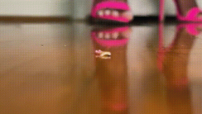 Unaware Giantess Finds A Little Person