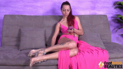 Jaw-Droppingly Sexy Elettra Takes Off Her Jewel Sandals