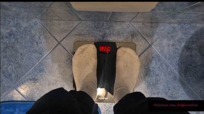 Leg Goddess vs 85Kg Of Man