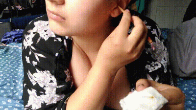 Serena Cleans Her Ears