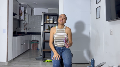 1080P She Can't Stop Shaving Her Head With Razor And Shaving Foam